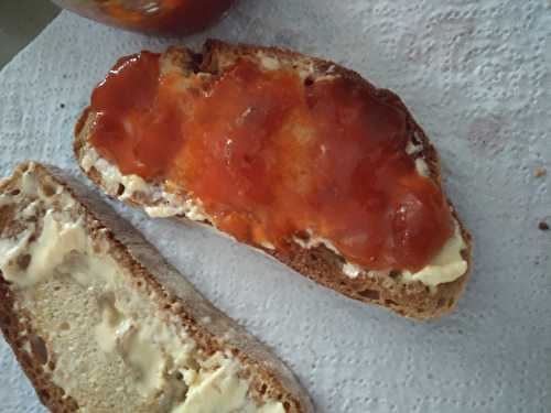 Mes tartines de confiture maison ( abricots aux Grisettes de Montpellier) .