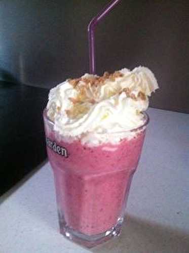 Milk shake maison glace vanille , coulis de framboises maison chantilly et sucre d érable .