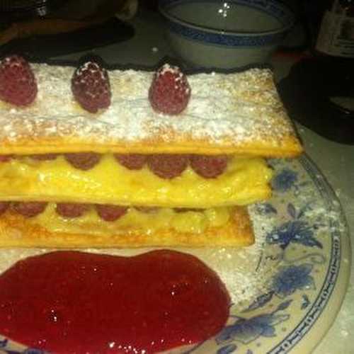 Mille feuilles aux framboises à la crème pâtissière à la vanille maison et son coulis de framboise maison