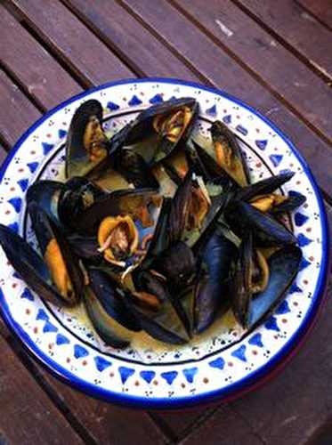 Moules à la crème de curry de New Delhi et ses oignons grillés