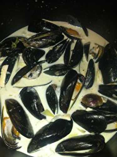 Moules marinières à la crème de chèvre oignons