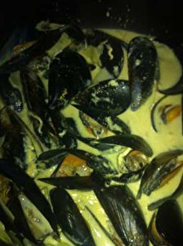 Moules marinières à la crème oignons et curry d'Inde au poivre de Cubèbe .