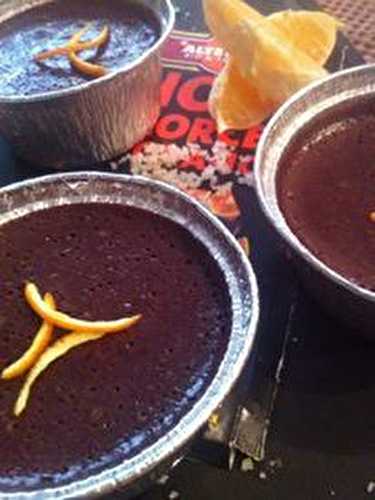 Mousse au chocolat noir écorces d'orange équitable au gros sel de Camargue .