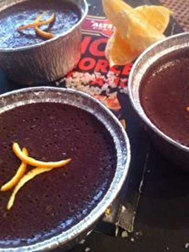 Mousse au chocolat noir écorces d'orange équitable au gros sel de Camargue .