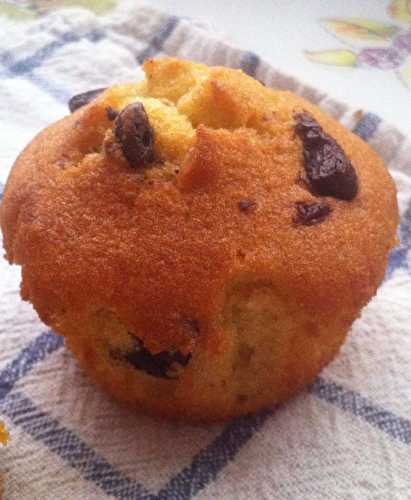 Muffins à la farine semi- complète et pépites de chocolat noir équitable .