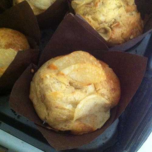 Muffins salés à l'emmental au poivre noir aux  chips et Muscat de Lunel .