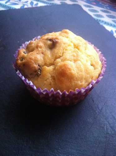 Muffins salés  aux tomates séchées emmental poivre noir .