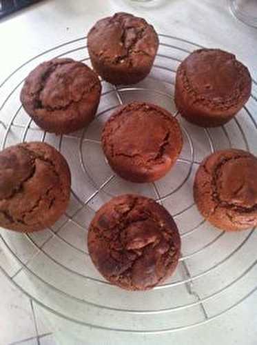 Muffins tout chocolat aux éclats d' amandes caramélisés .