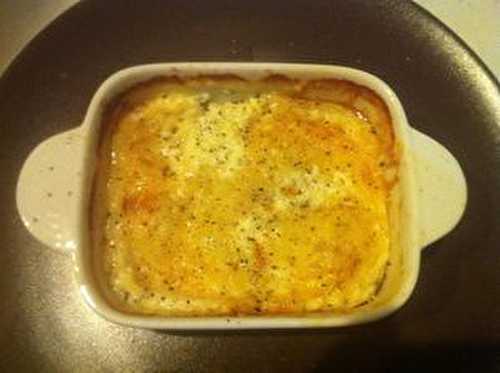 Oeuf en caisse aux lardons reblochon de Savoie et sa poivrillade .