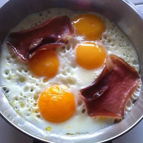 Oeufs au plat maison au sel de Camargue et ses morceaux de jambon fumé à 4 mains .