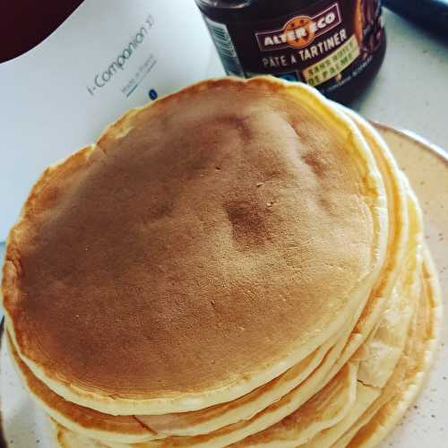 Pancakes sans gluten au companion avec sa pâte à tartiner équitable.