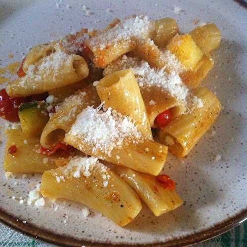 Pasta aux légumes et parmesan .