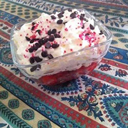 Petite coupe de fraises marinées à la fève de Tonka chantilly maison à la vanille .