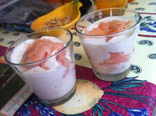 Petite coupe gourmande salée crème au citron au piment d’Espelette au saumon fumé .