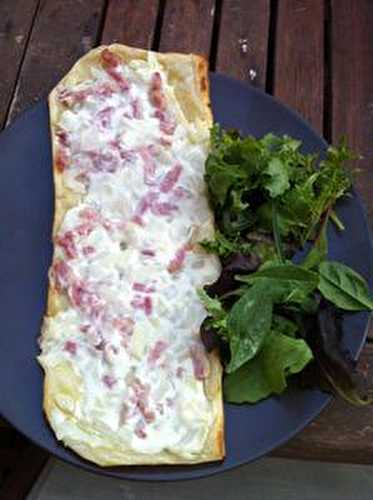 Petite flammèche maison au poivre blanc du Penja cuite au barbecue et sa petite salade .