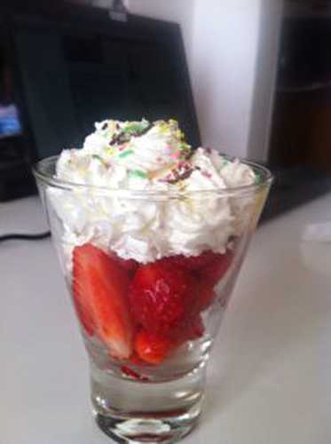 Petite gourmandise aux fraises et chantilly .