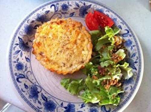 Petite quiche maison aux lardons piment d'espelette parsemée de poivrillade et d'emmental et sa petite salade aux oignons frits .