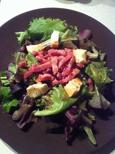 Petite salade de jeunes pousses aux lardons reblochon et à la vinaigrette de vinaigre de cidre bio .