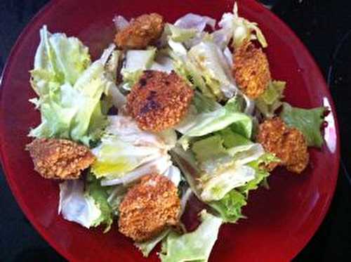 Petite salade de Nuggets maison avec sa panure au mélange couscous et sa vinaigrette au vinaigre de cidre bio .