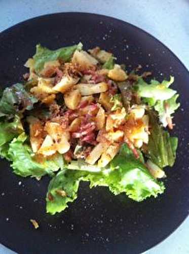 Petite salade gourmande aux pommes de terres sautées lardons vinaigrette tomates séchées sel de Camargue et sa poivrillade