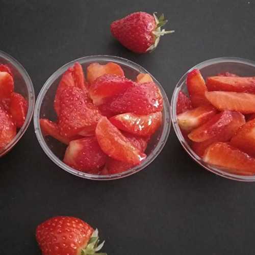 Petites coupelles de fraises au sirop de basilic arrosées de Muscat de Lunel . - Les Gourmandises de Bénédicte 