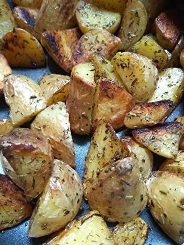 Petites pommes de terre sautées aux herbes au sel de Camargue .