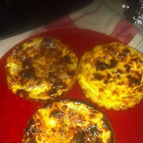 Petites quiches maison aux oignons et lardons .