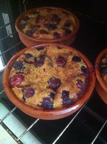 Petits clafoutis aux cerises saupoudrés  de sucre Muscovado .