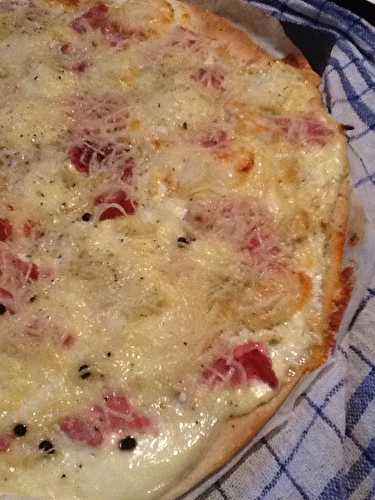 Pizza blanche crème Reblochon jambon emmental poivre noir .