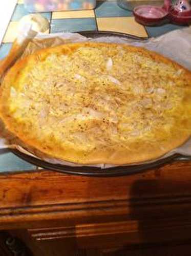 Pizza poulet curry.