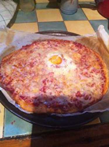 Pizza sauce tomate lardons râpe œuf.