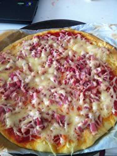 Pizza tomate lardons râpé.