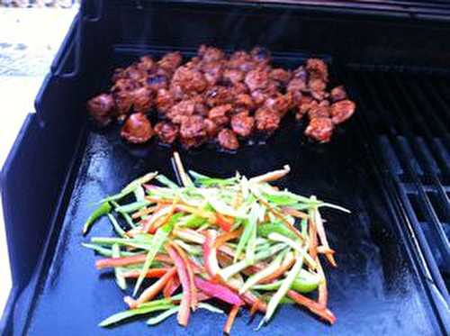 Poivrons marinés à l'huile d'olive de Palestine à la plancha avec ses petits chorizos grillés .