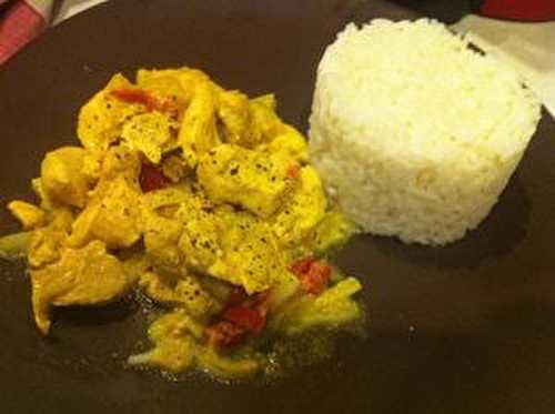 Poulet au curry indien aux poivrons rouges et son riz basmati .