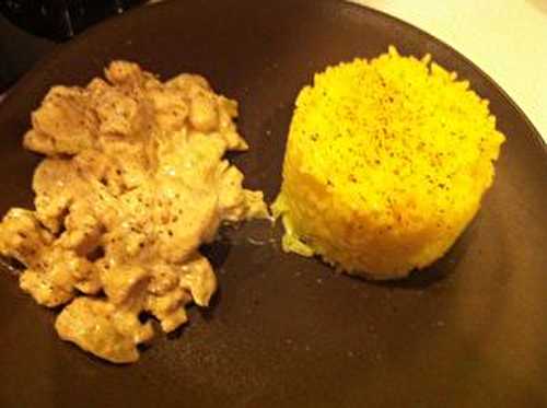 Poulet au mélange Tandoori aux deux oignons et son riz ThaÏ et sa poivrillade .