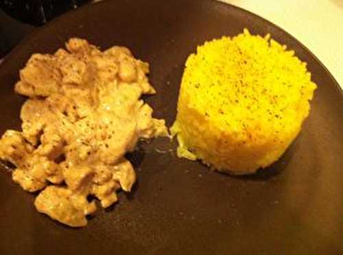 Poulet au mélange Tandoori aux deux oignons et son riz ThaÏ et sa poivrillade .