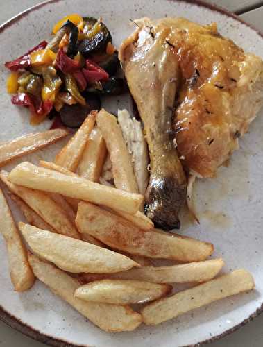 Poulet rôti maison sa poêlée de légumes et ses frites maison .