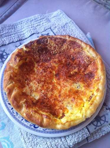 Quiche maison à la Fourme-d'Ambert lardons emmental au poivre long noir.