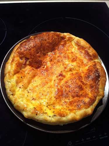 Quiche maison  à la Tomme d'Auvergne lardons emmental au poivre des Moines .