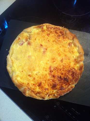 Quiche maison au jambon lardons emmental et son poivre des Moines .