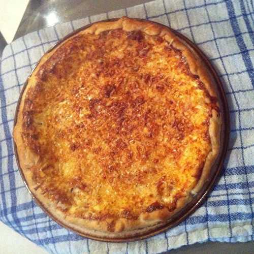 Quiche maison au parmesan d'Italie emmental et lardons fumés .