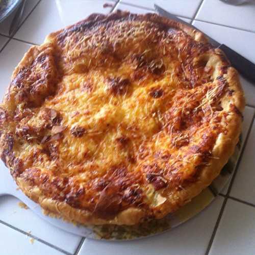 Quiche maison au Reblochon de Savoie endives cuites au miel gratinée à l'emmental .