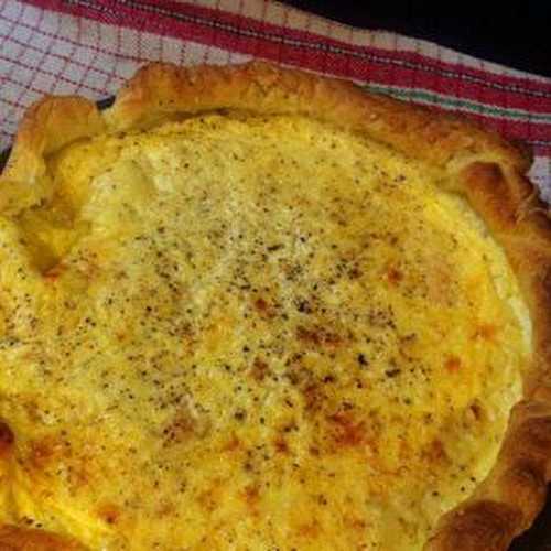 Quiche maison au saumon fumé Tomme de Savoie au piment d 'espelette et sa poivrillade .