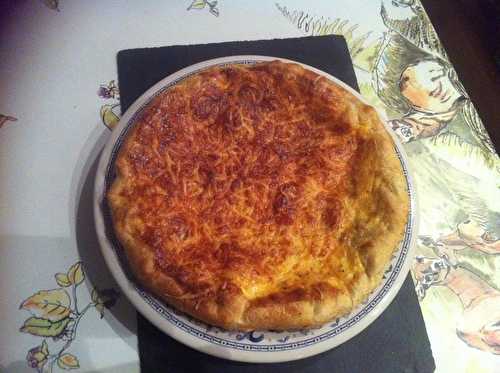 Quiche maison aux 3 fromages ( raclette de Savoie Morbier et Emmental ) .