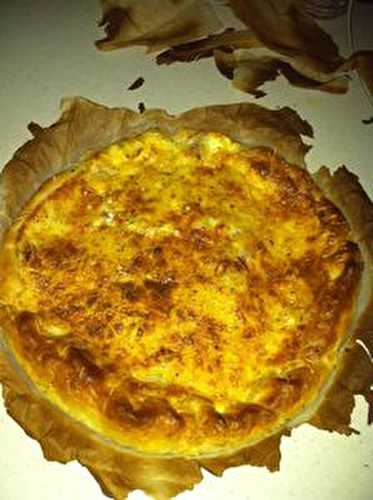 Quiche maison aux 3 oignons ( oignons frits , oignons frais , oignons grillés ) lardons et parsemée de poivrillade .