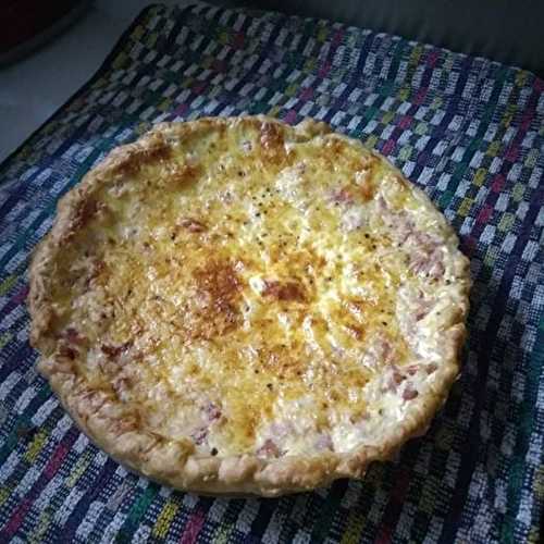 Quiche maison aux bons œufs bio vanille équitable jambon emmental et poivre noir .