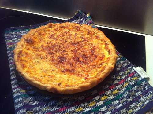 Quiche maison aux endives braisées au Muscat de Lunel lardons poivre noir emmental et un soupçon de Sel de Camargue .