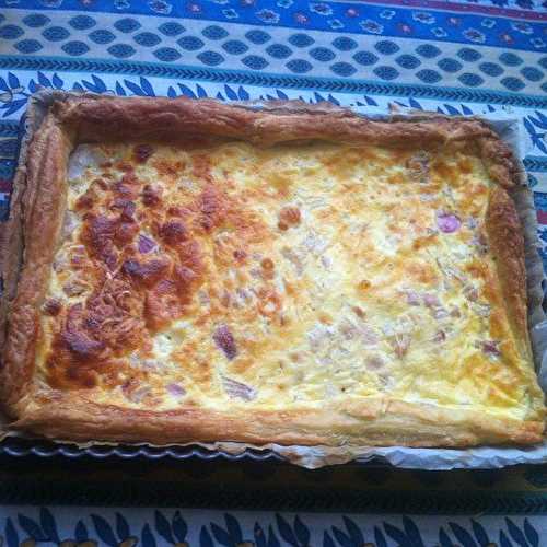 Quiche maison aux oignons  rouges emmental poivre noir de sélection .