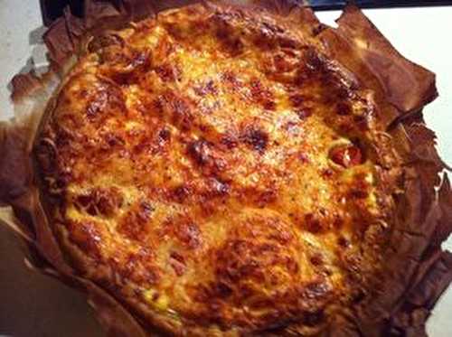 Quiche maison aux tomates cerises emmental et sa poivrillade .