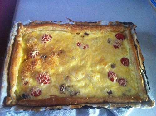 Quiche maison aux tomates séchées tomates cerises emmental et son poivre des moines .